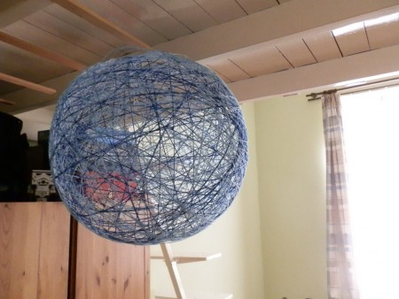 régi jól bevált ötlet, ha nem találsz lámpabúrát a szobádba, csinálj egyet keményítővel merevített fonalból 