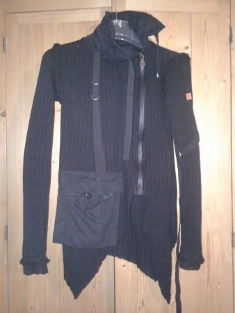 ez a valahvolt unalmas bordáskötött pulóver új életre kelt, pár nadrágról átvett kiegészítőtől, és egy cipzártól:)