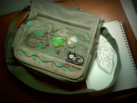 ez egy csupasz táska volt. kezelésbe vettem vegyes technikával, textilfilccel, dekorfilccel, és rézkütyükkel...ilyen biztos nincs mégegy, ami szembejönne:)